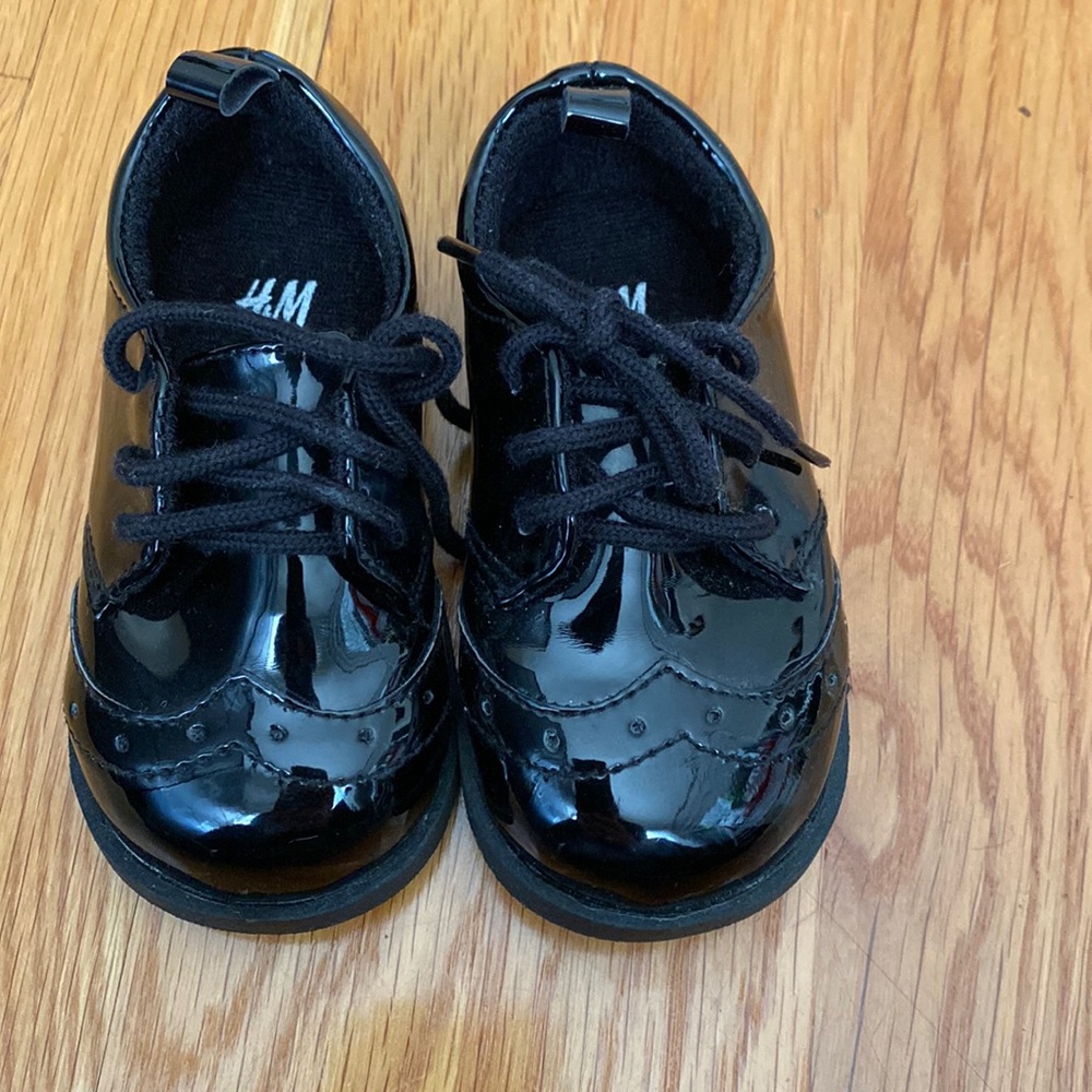 H&M Toddler boys patent leather oxfords size 4-5